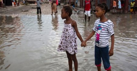 Haiti: Stradalo 473 ljudi, preti humanitarna katastrofa 