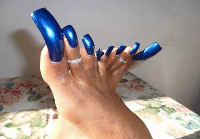 Ništa gadnije nećete vidjeti u životu: Djevojke nadograđuju nokte na nogama (FOTO)