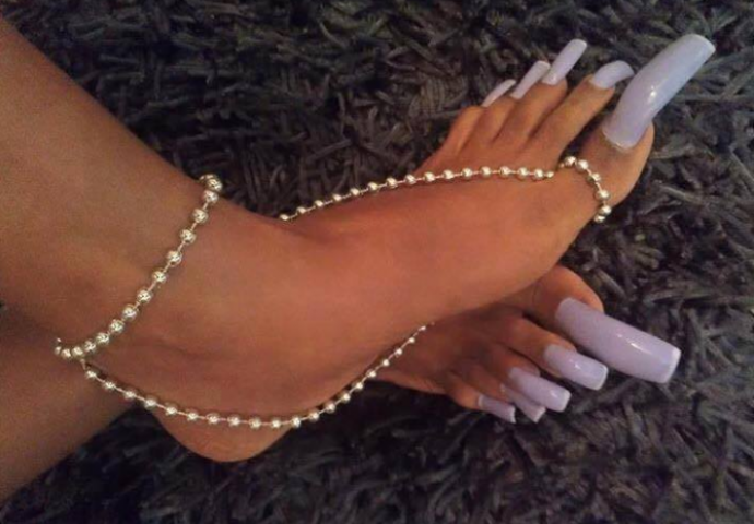 Ništa gadnije nećete vidjeti u životu: Djevojke nadograđuju nokte na nogama (FOTO)