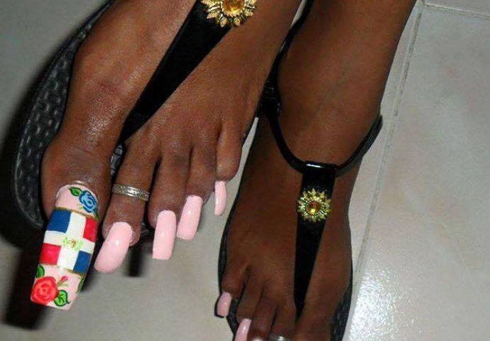 Ništa gadnije nećete vidjeti u životu: Djevojke nadograđuju nokte na nogama (FOTO)