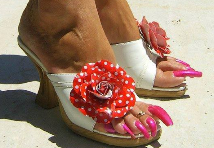 Ništa gadnije nećete vidjeti u životu: Djevojke nadograđuju nokte na nogama (FOTO)