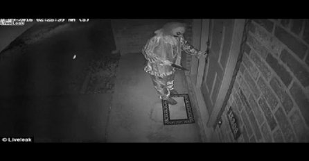 Postavio je nadzornu kameru ispred vrata, ono što je snimila u 2 ujutro ledi krv u žilama (VIDEO)