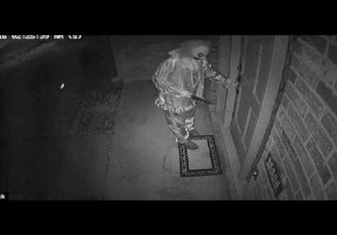 Postavio je nadzornu kameru ispred vrata, ono što je snimila u 2 ujutro ledi krv u žilama (VIDEO)