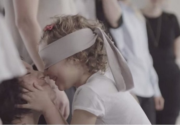 Djeci su zavezali oči i pustili ih da traže svoje majke, rezultat će vam rastopiti srce (VIDEO)