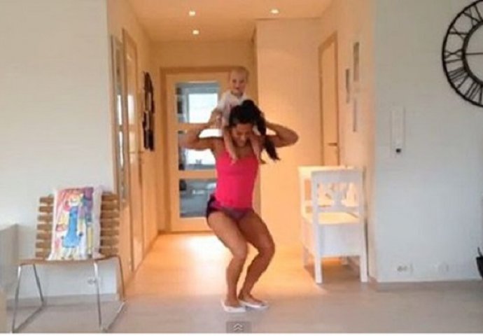 Ova mama je nevjerovatna: Pogledajte kako se igra sa bebicom, čisti kuću i vježba (VIDEO)