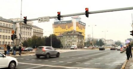 Vozači i dalje prolaze kroz crveno ispred Zemaljskog muzeja (VIDEO) 