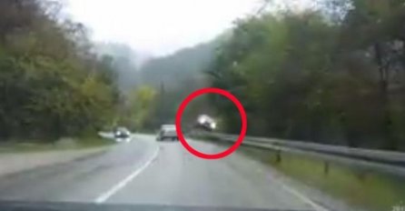 Jeziv snimak iz Bihaća: Automobil poletio u zrak i završio pored Une (VIDEO)