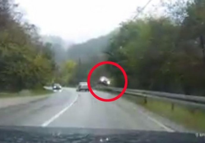 Jeziv snimak iz Bihaća: Automobil poletio u zrak i završio pored Une (VIDEO)