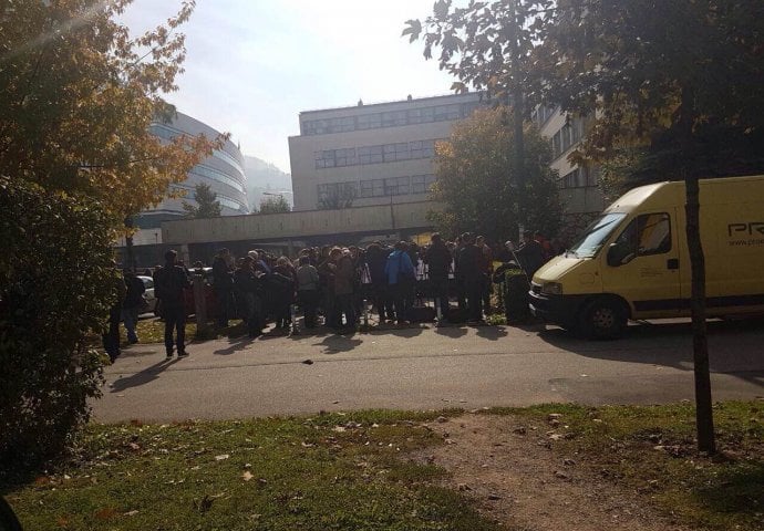 UOČI PROTESTA: Studenti se okupili pred Filozofskim fakultetom, pušteni kući zaposlenici Vlade KS i Općine