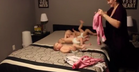 Četiri bebe leže na krevetu, ali dobro obratite pažnju na mamu (VIDEO)