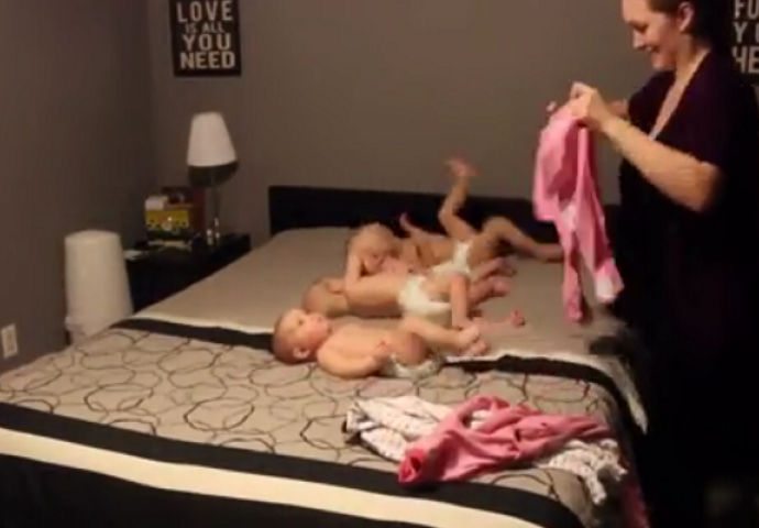 Četiri bebe leže na krevetu, ali dobro obratite pažnju na mamu (VIDEO)