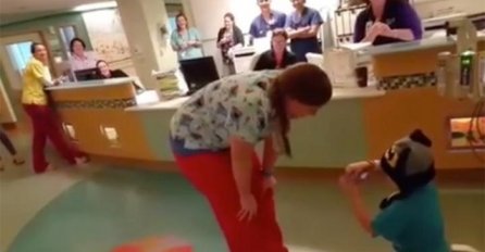Dirljivo: Dječak koji boluje od leukemije zaprosio medicinsku sestru koja ga je liječila (VIDEO)