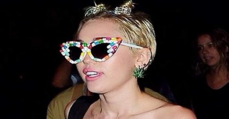 Miley Cyrus ponovo šokira: Pjevačica dala fanovima da je diraju po međunožju (VIDEO)