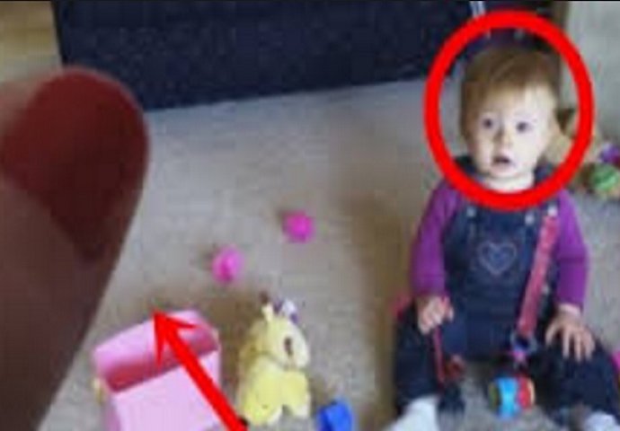 Držala je prst uperen prema bebi: Kada vidite razlog, oduševit ćete se (VIDEO)