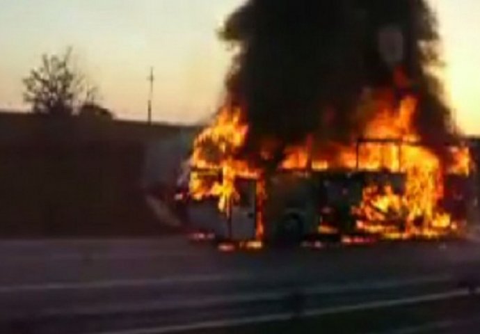 Zapalio se autobus na auto-putu: Poginulo desetoro putnika u kobnom sudaru 