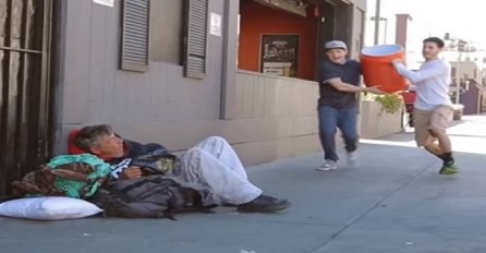 Ono što su ova dva momka uradila beskućniku je iznenadilo sve, pogledajte njegovu reakciju (VIDEO)