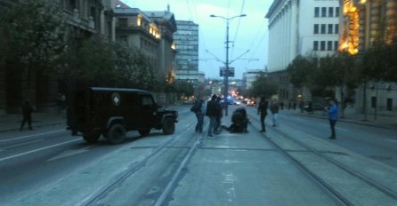 Muškarac prijetio bombama ispred zgrade Vlade Srbije