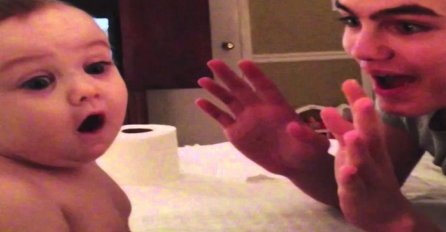 Brat pokazuje bebi trik sa papirom, a njena reakcija ostavlja čak i roditelje zatečenima (VIDEO)