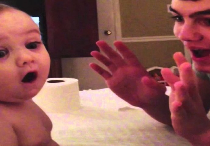 Brat pokazuje bebi trik sa papirom, a njena reakcija ostavlja čak i roditelje zatečenima (VIDEO)