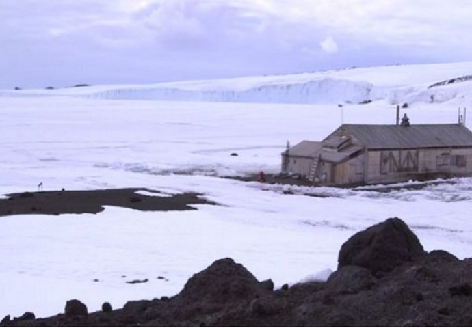 Pronašli su napuštenu drvenu kolibu na Antartici, no kada su pogledali unutra uslijedio je šok (VIDEO)