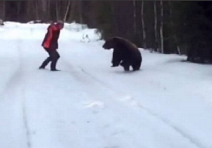 Napao ga medvjed od 200 kilograma, pogledajte kako je prošao taj sukob (VIDEO)