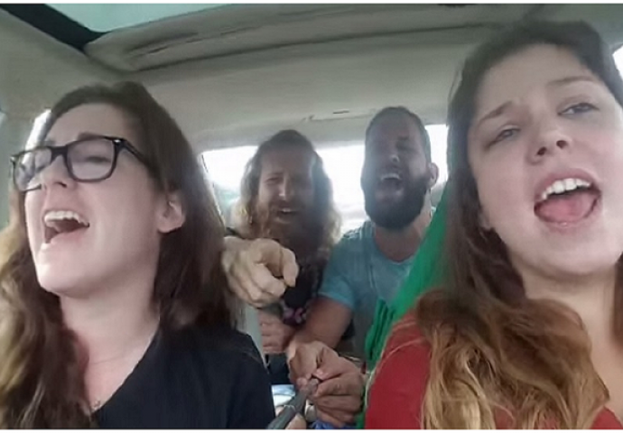 Zabavljali su se u autu tokom vožnje, a onda se desila strašna prometna nesreća (VIDEO)