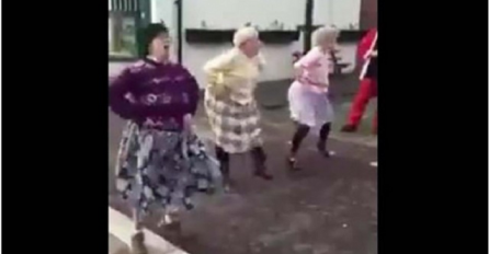 3 bake se poredale u liniju, niko nije očekivao da će zaplesati i to kako (VIDEO)