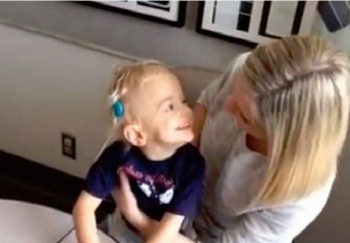 Mali dječak prvi put čuje mamin glas, a njegova reakcija ostavlja bez riječi (VIDEO)