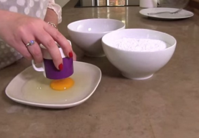 Stavila je jaje u šećer u prahu i dobila prekrasan desert za samo par minuta (VIDEO)