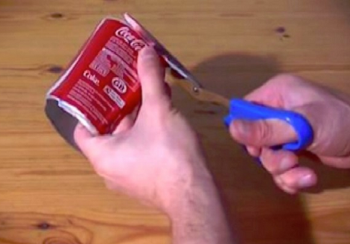 Isjekao je konzervu Coca-Cole na pola, ono što je napravio od nje je genijalno (VIDEO)