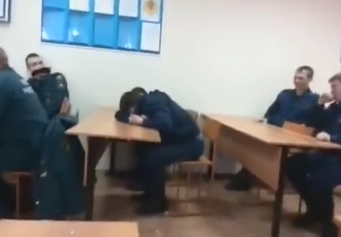 Mladi vatrogasac je zaspao tokom nastave, ovako mu je profesor očitao lekciju (VIDEO)