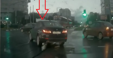 Dok je ovaj automobil prelazio preko raskrsnice, dogodilo se nešto što niko ne može da objasni (VIDEO)