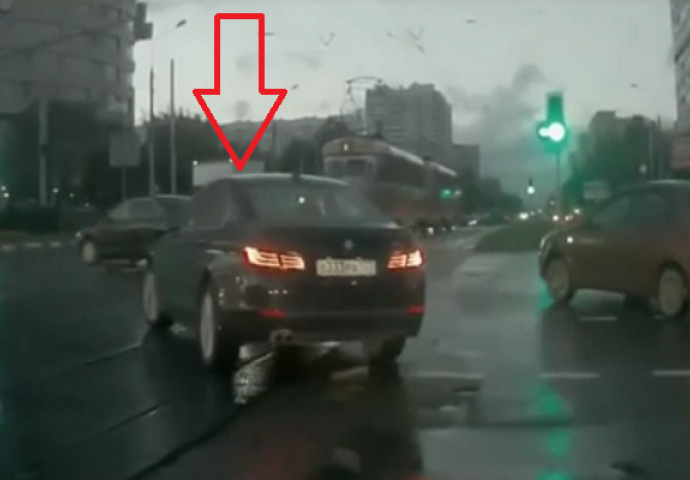 Dok je ovaj automobil prelazio preko raskrsnice, dogodilo se nešto što niko ne može da objasni (VIDEO)