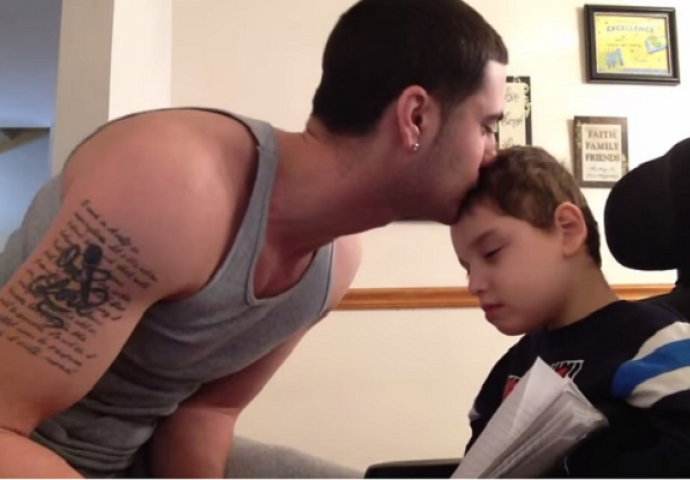 Ovaj dječak ne reagira na mnoge stvari, ali kada tata počne pjevati nešto čudesno se desi (VIDEO)