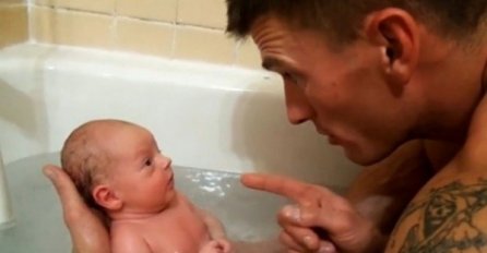 Oduševio milione: Ovaj tata je prvi put kupao bebicu, a ono što je uradio oduševilo je sve! (VIDEO)