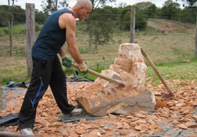 Ovaj čovjek je uzeo sjekiru i počeo da udara po stijeni:  Kada je poslije mjesec dana završio i pokazao majci, počela je da plače i jeca (FOTO) 