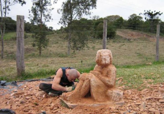 Ovaj čovjek je uzeo sjekiru i počeo da udara po stijeni:  Kada je poslije mjesec dana završio i pokazao majci, počela je da plače i jeca (FOTO) 