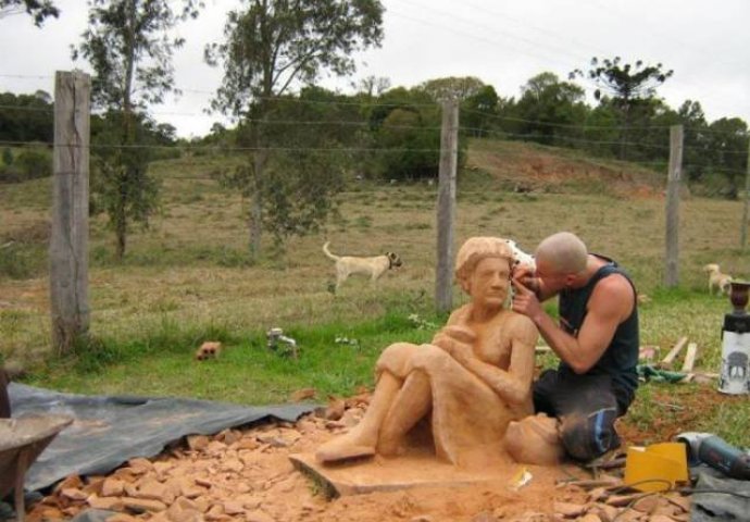 Ovaj čovjek je uzeo sjekiru i počeo da udara po stijeni:  Kada je poslije mjesec dana završio i pokazao majci, počela je da plače i jeca (FOTO) 