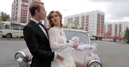 Psovke i nezapamćeni blam: Trenutak prije ulaska u opštinu mlada ostala bez pola vjenčanice (VIDEO)