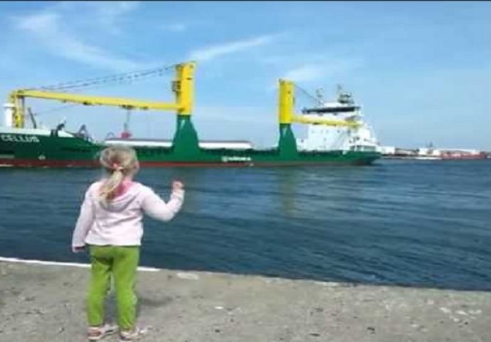 Vidjela je veliki tanker koji ulazi u luku i htjela je da kapetan broda zatrubi, bolje da nije (VIDEO)