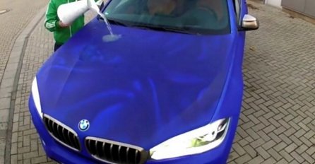 Istresao je kantu vode na BMW X6, a onda se dogodilo nešto što će vas ostaviti u čudu (VIDEO)