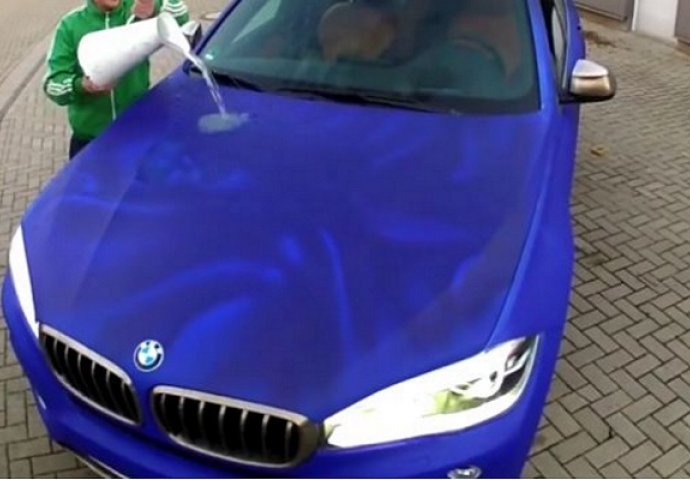 Istresao je kantu vode na BMW X6, a onda se dogodilo nešto što će vas ostaviti u čudu (VIDEO)