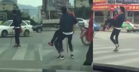 Naklon do poda, mladiću: Nemoćnu je staricu na rukama prenio preko ceste (VIDEO)