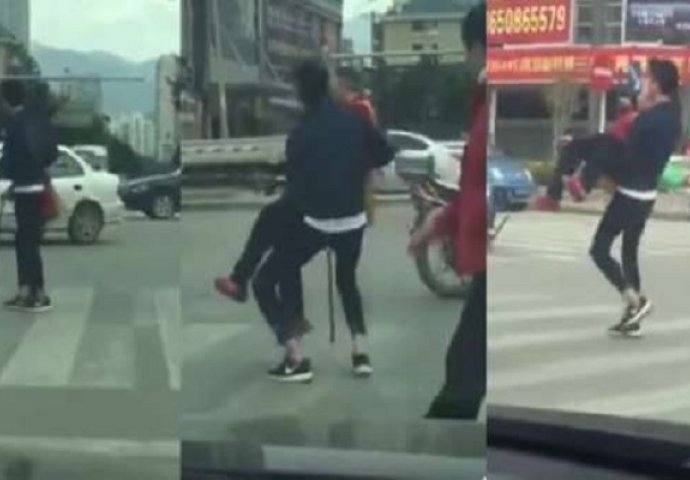 Naklon do poda, mladiću: Nemoćnu je staricu na rukama prenio preko ceste (VIDEO)