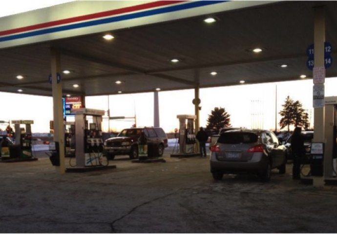 Muškarac je plakao na pumpi dok mu je cijela porodica bila u autu: Kada je vidjela da njegova žena pokriva lice rukama sve joj bilo jasno