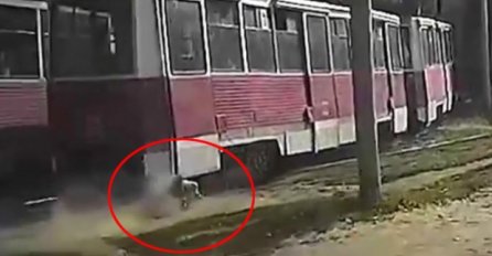 Zastrašujući prizor: Tramvaj ga vukao po šinama 500 metara, prolaznici vrištali i zapomagali (VIDEO)