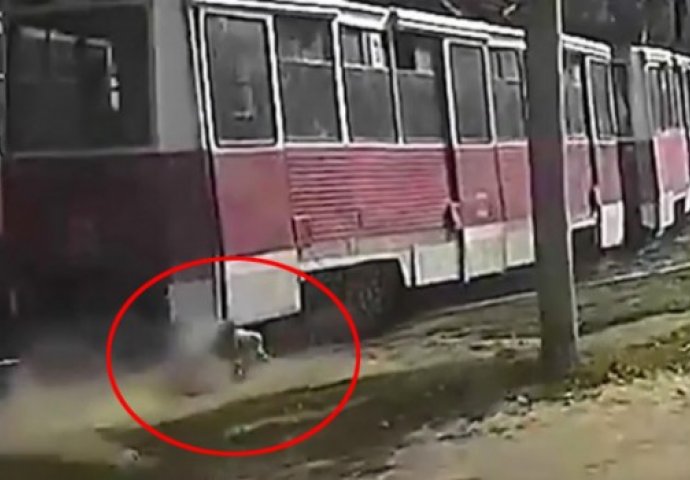 Zastrašujući prizor: Tramvaj ga vukao po šinama 500 metara, prolaznici vrištali i zapomagali (VIDEO)