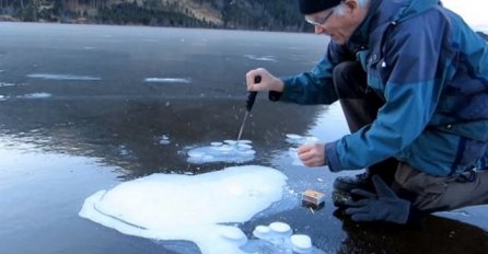 Napravio je rupu u ledu i zapalio šibicu, ono što je uslijedilo gledat ćete u čudu (VIDEO)