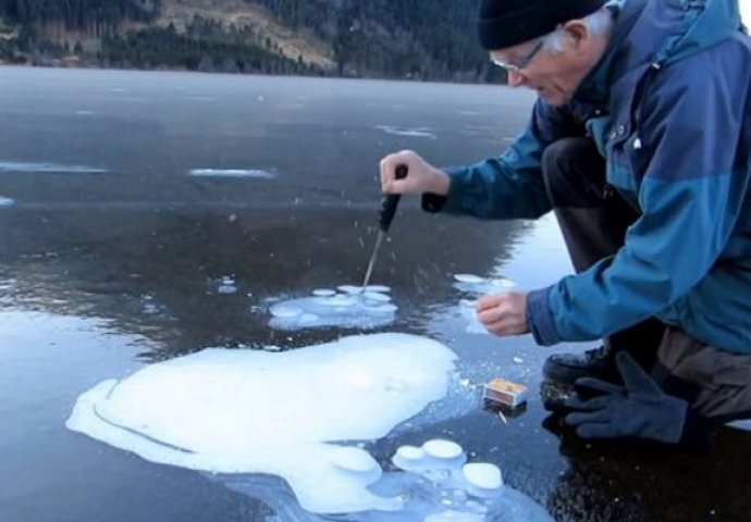 Napravio je rupu u ledu i zapalio šibicu, ono što je uslijedilo gledat ćete u čudu (VIDEO)