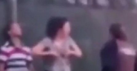 Policija uhvatila par tokom seksa na zidu, djevojka pobijesnila i nije htjela da stane (VIDEO)